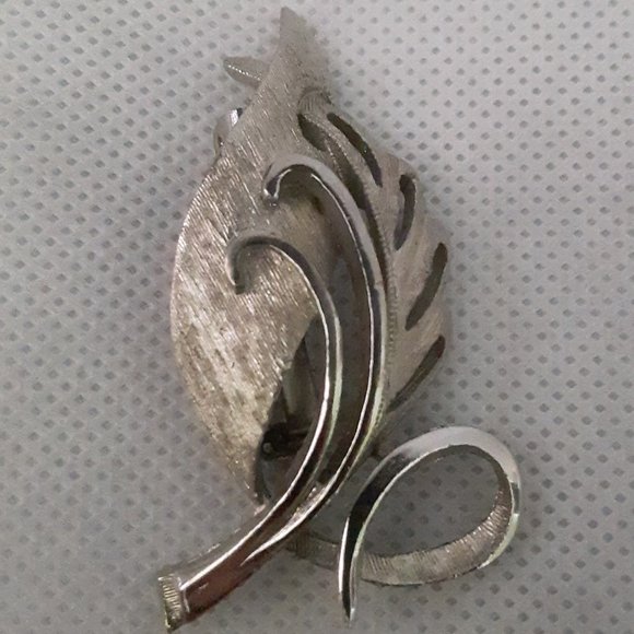 Brushed Silver Tone Leaf Pin Brooch - Picture 2 of 6